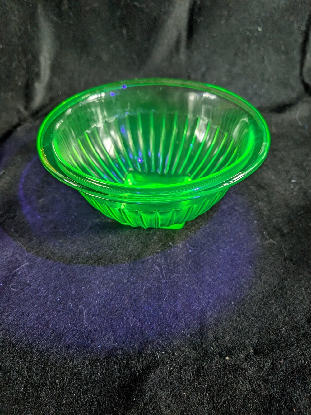 2/50$ Vintage Green uranium Glass Ribbed baking bowl